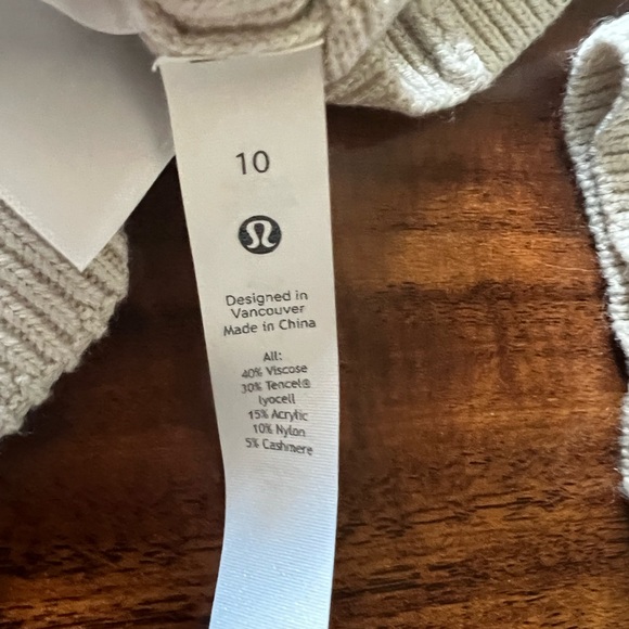 Lulu Lemon woman's sweater - Picture 2 of 2